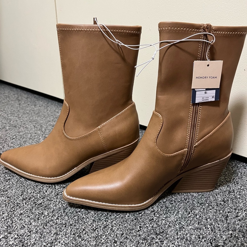 NWT - Women’s Universal Thread camel boots - Size 9.5